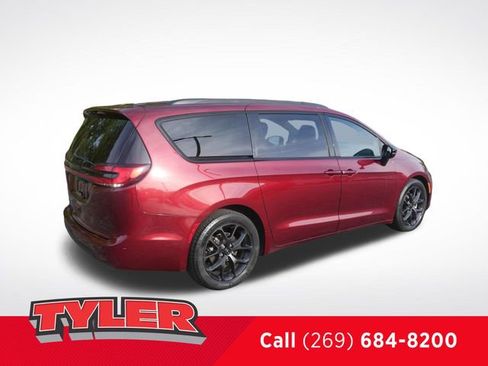 Used 2023 Chrysler Pacifica Limited w/ Uconnect Theater Family Group FWD image 8
