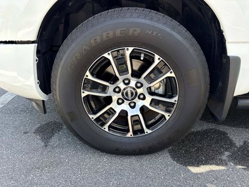 Used 2024 Nissan Titan SV w/ SV Convenience Package RWD image 30