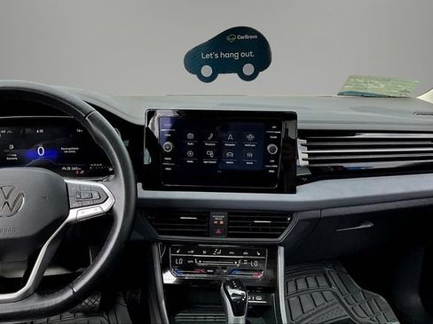 Used 2025 Volkswagen Jetta SE FWD image 9