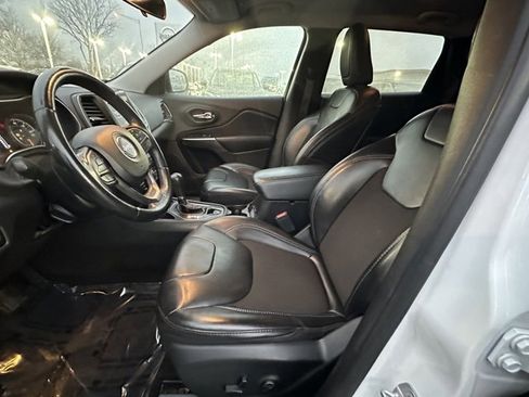 Used 2019 Jeep Cherokee Latitude Plus w/ Cold Weather Group image 24