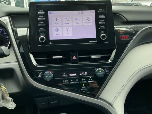 Used 2022 Toyota Camry SE FWD image 16