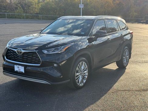 Used 2025 Toyota Highlander Platinum image 11