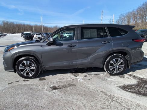 Used 2023 Toyota Highlander XLE image 3