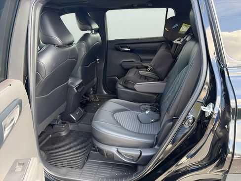 Used 2023 Toyota Highlander XSE FWD image 7