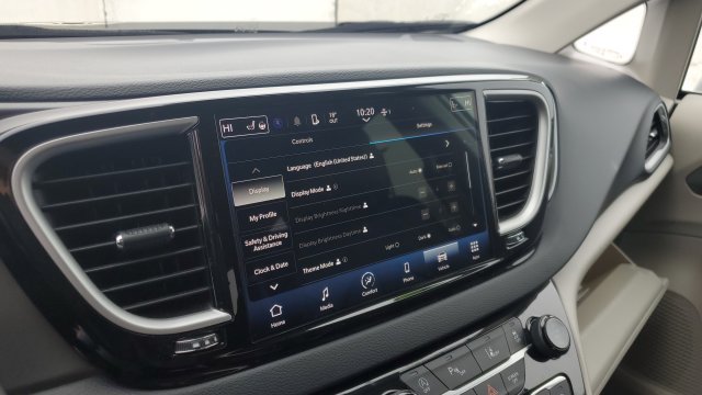 Used 2024 Chrysler Pacifica Touring-L FWD image 16