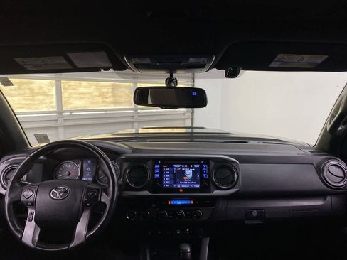 Used 2016 Toyota Tacoma TRD Sport image 12