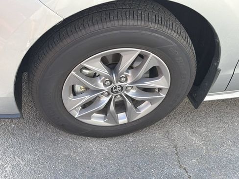 Used 2025 Toyota Sienna XLE FWD image 2