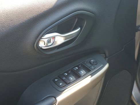 Used 2018 Jeep Cherokee Limited FWD image 21