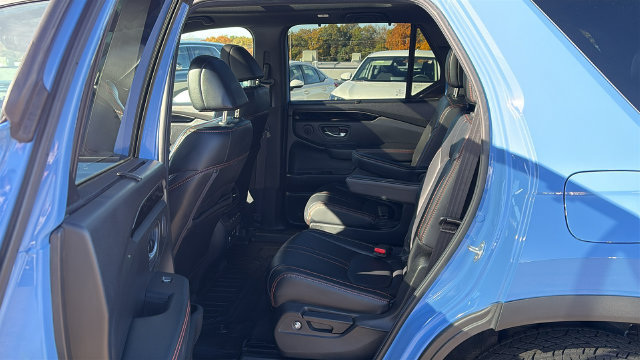 Used 2025 Honda Pilot TrailSport image 25