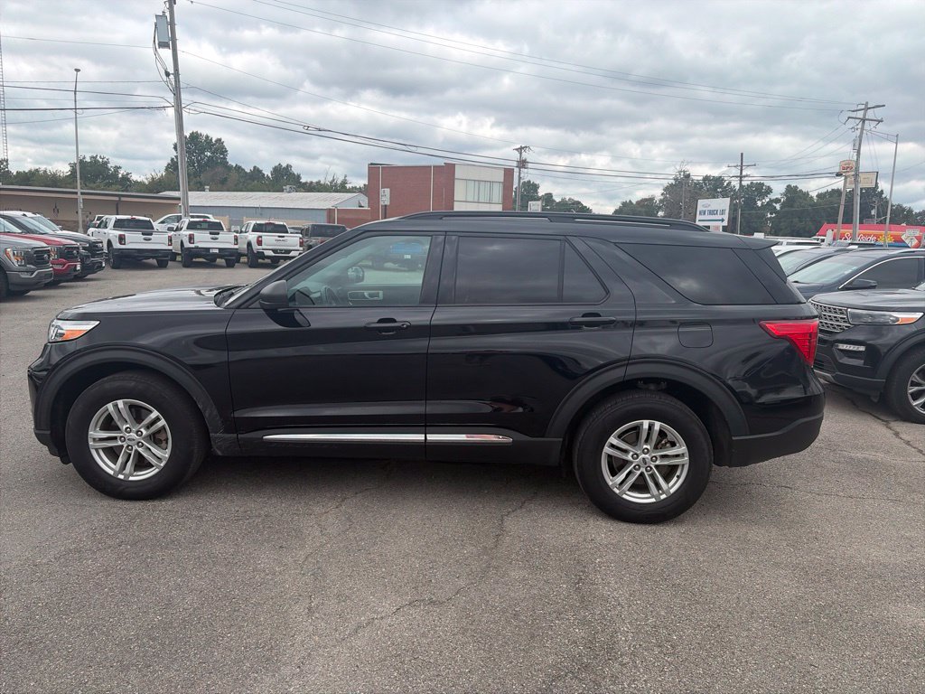 Used 2023 Ford Explorer XLT AWD/4WD image 3