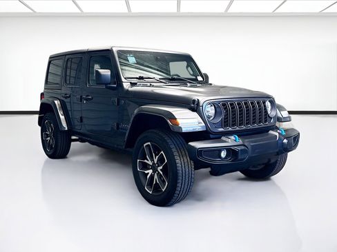 Used 2024 Jeep Wrangler Unlimited image 3