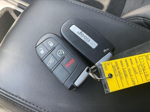 Used 2021 Jeep Grand Cherokee Laredo X AWD/4WD image 12