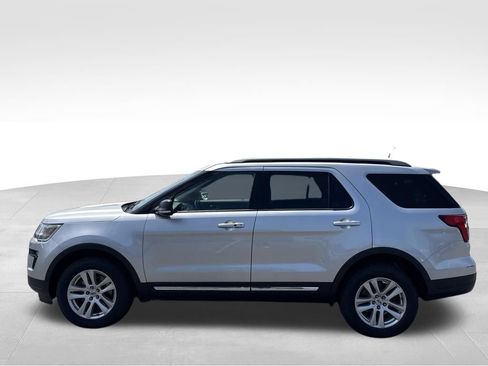 Used 2019 Ford Explorer XLT w/ Equipment Group 202A AWD/4WD image 9
