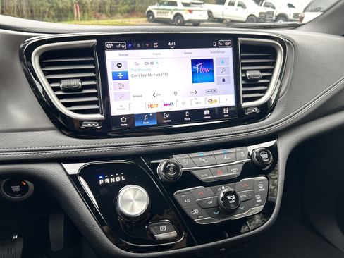 New 2026 Chrysler Pacifica Select image 28