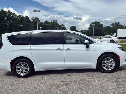 Used 2023 Chrysler Voyager LX FWD image 6