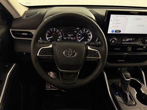 Used 2025 Toyota Highlander XLE FWD image 21