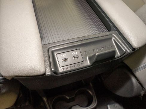 Used 2025 Toyota Sienna XLE image 8