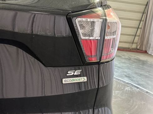 Used 2018 Ford Escape SE w/ Ford Safe & Smart Package FWD image 13