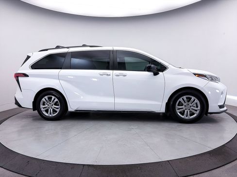 Used 2022 Toyota Sienna XSE w/ XSE Plus Package AWD/4WD image 48