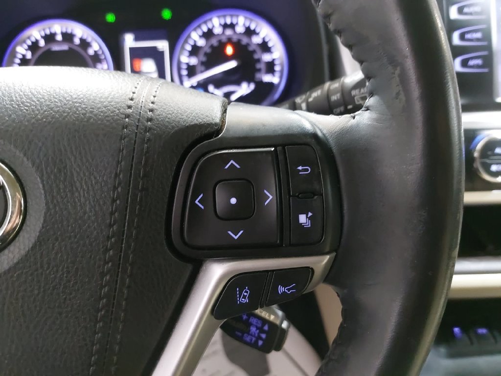 Used 2019 Toyota Highlander XLE FWD image 19