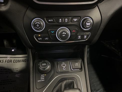 Used 2020 Jeep Cherokee Latitude Plus image 26