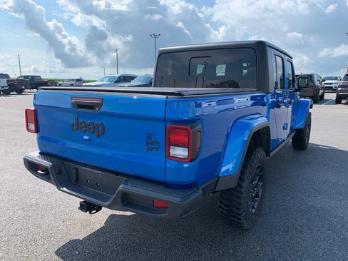 Used 2023 Jeep Gladiator Sport AWD/4WD image 8