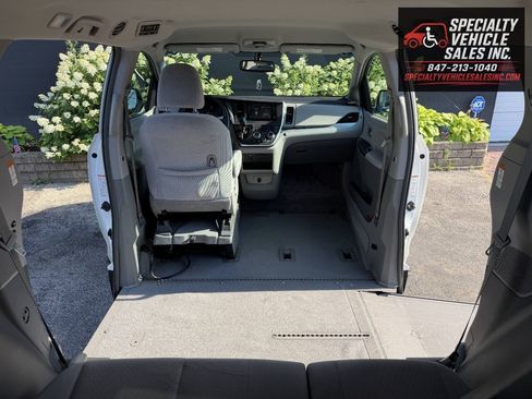 Used 2016 Toyota Sienna LE FWD image 25