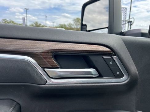 Used 2025 Chevrolet Silverado 2500 LT AWD/4WD image 12
