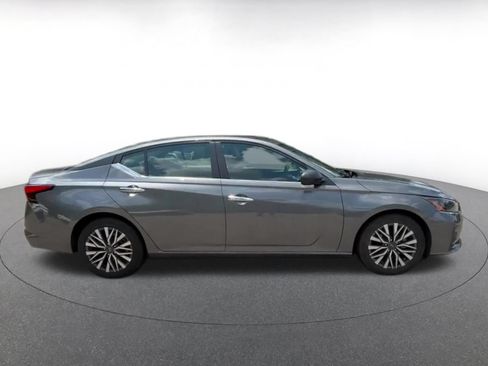 Used 2025 Nissan Altima 2.5 SV FWD image 16