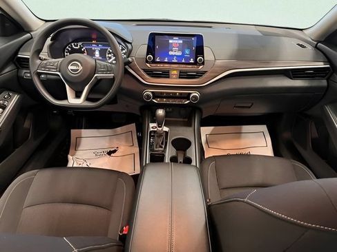 Used 2025 Nissan Altima 2.5 SV FWD image 14