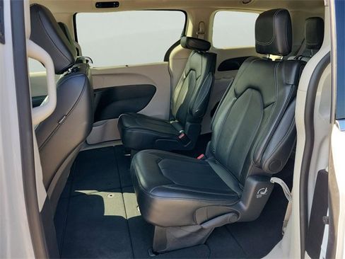 Used 2024 Chrysler Pacifica Touring-L image 8