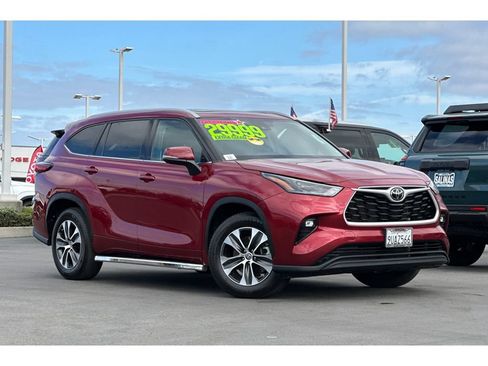 Used 2022 Toyota Highlander XLE FWD image 2
