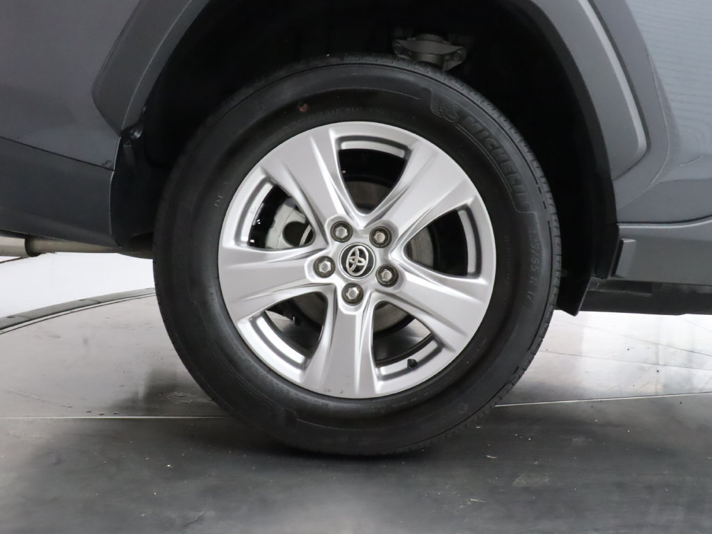 Used 2025 Toyota RAV4 XLE FWD image 36