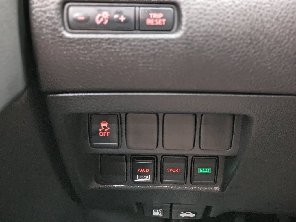 Used 2017 Nissan Rogue SV AWD/4WD image 8