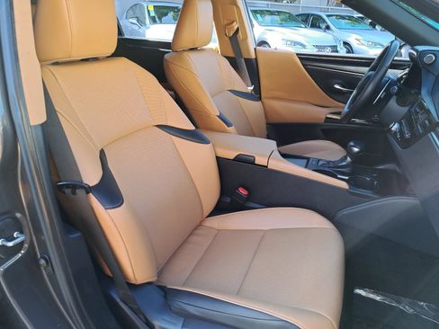 Used 2024 Lexus ES 350 w/ Accessory Package (Z1) FWD image 10