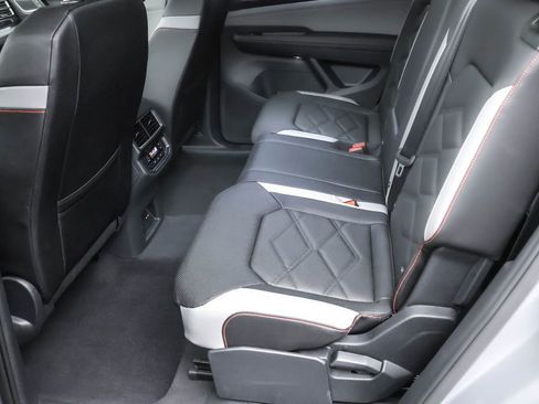 Used 2025 Volkswagen Atlas Peak Edition SE image 19