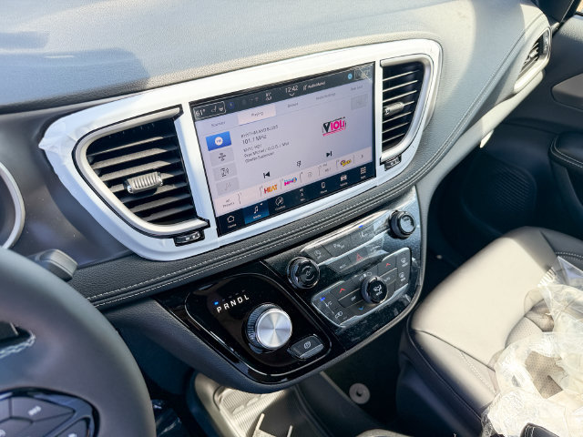 New 2026 Chrysler Pacifica Select AWD/4WD image 18