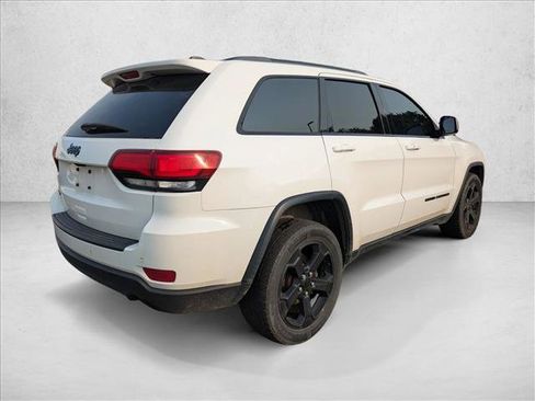 Used 2019 Jeep Grand Cherokee Laredo AWD/4WD image 5