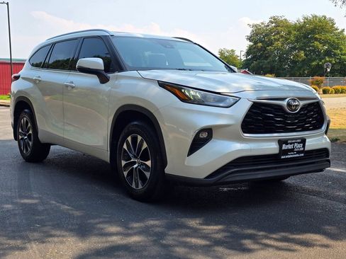 Used 2020 Toyota Highlander XLE AWD/4WD image 8