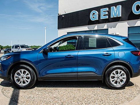 Used 2023 Ford Escape Active w/ Tech Pack #2 AWD/4WD image 2