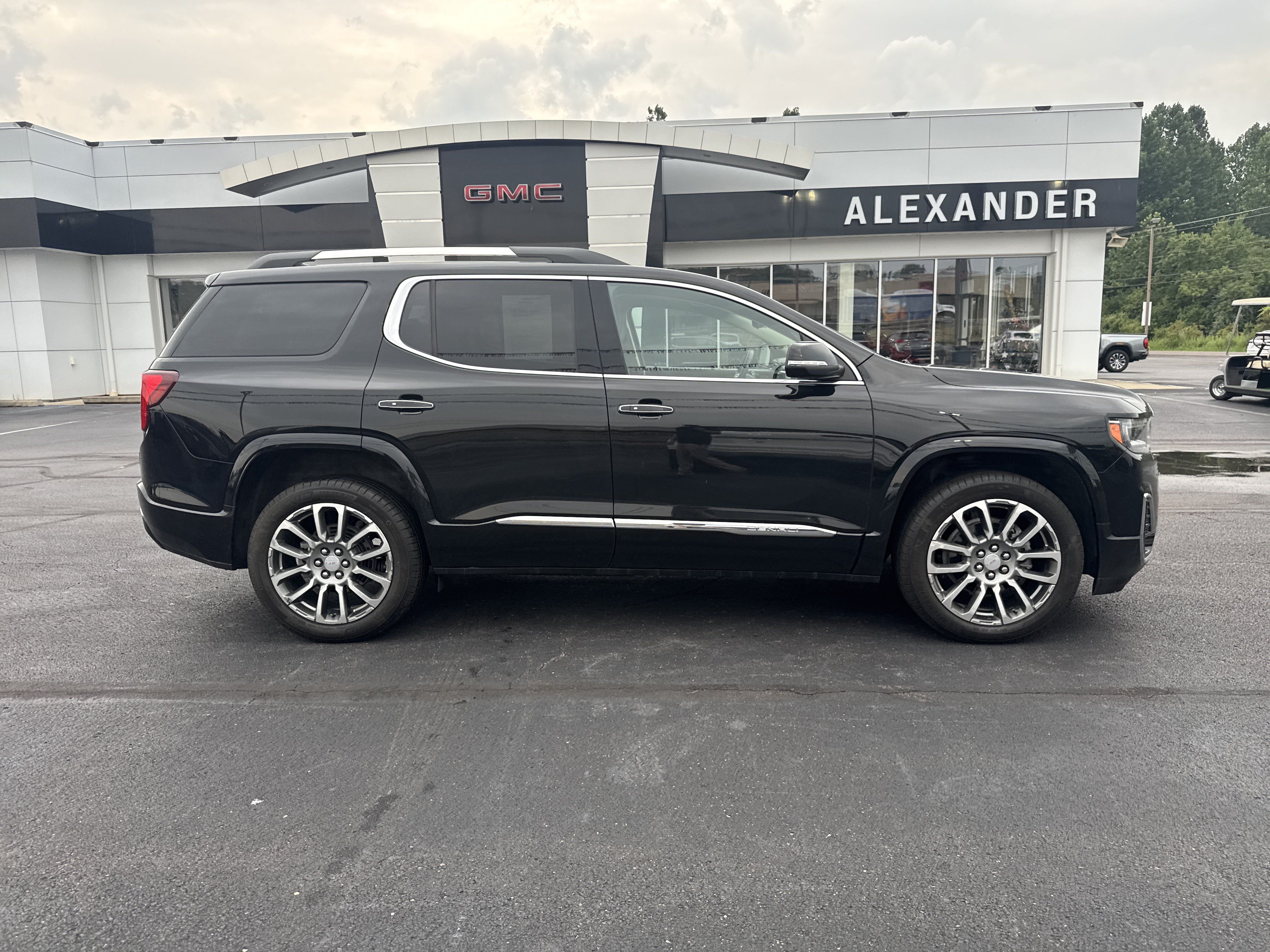 Used 2023 GMC Acadia Denali w/ Denali Ultimate Package AWD/4WD image 2