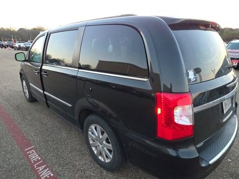 Used 2015 Chrysler Town & Country Touring image 9