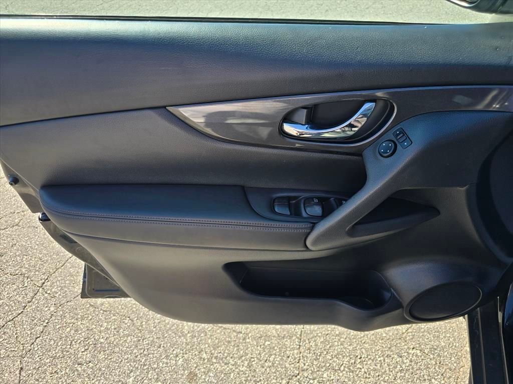 Used 2017 Nissan Rogue SV w/ Sun & Sound Touring Package FWD image 8