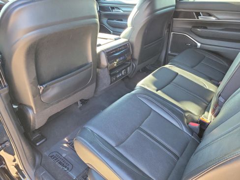 Used 2024 Jeep Wagoneer L Series II w/ Flexible Seating Group image 15
