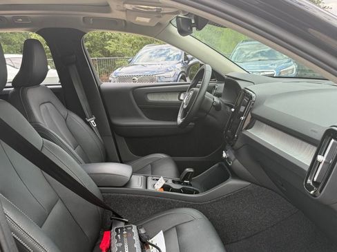 Used 2025 Volvo XC40 B5 Core AWD/4WD image 8