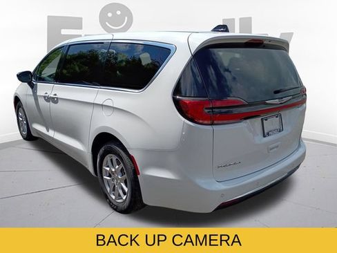 Used 2025 Chrysler Pacifica Select FWD image 7