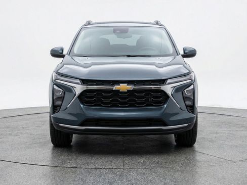 Used 2025 Chevrolet Trax LT image 2