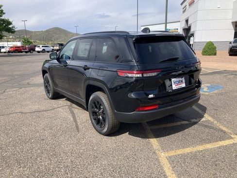New 2025 Jeep Grand Cherokee Laredo image 8