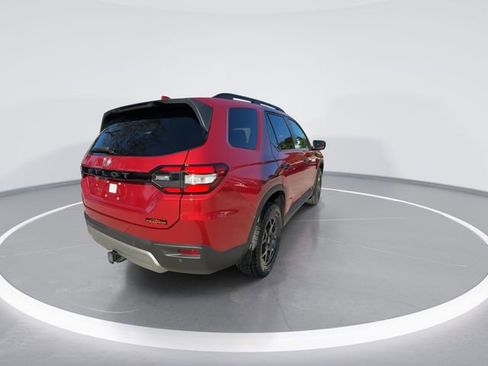 Used 2025 Honda Pilot TrailSport image 8