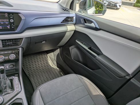 Used 2024 Volkswagen Taos SE w/ Panoramic Sunroof Package AWD/4WD image 15